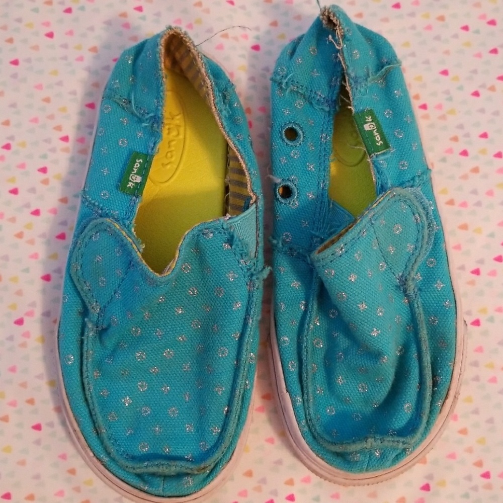 Little girls Sanuks.